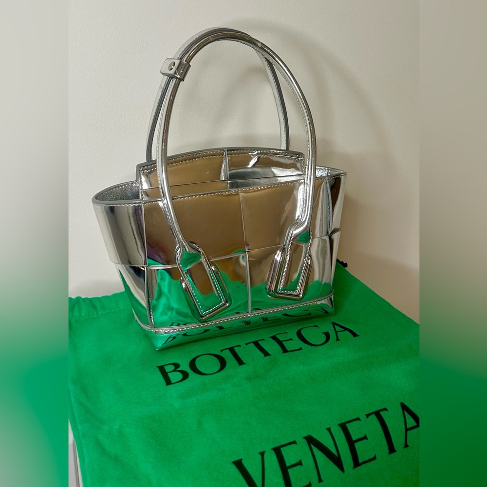 BOTTEGA VENETA
Silver Maxi Intrecciato Woven Nappa Leather Mini Arco Tote Bag